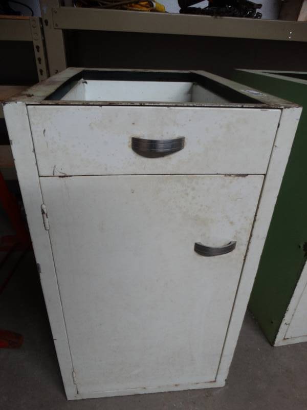 lot 8629 image: Metal cabinet.
