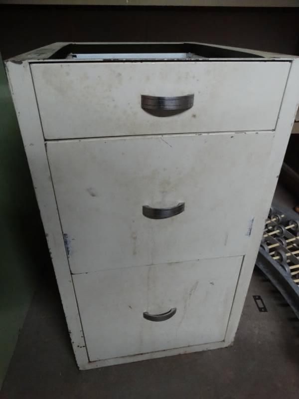 lot 8630 image: Metal cabinet with contents.