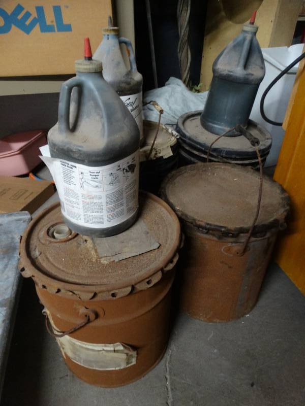 lot 8637 image: Lot of roofing tar