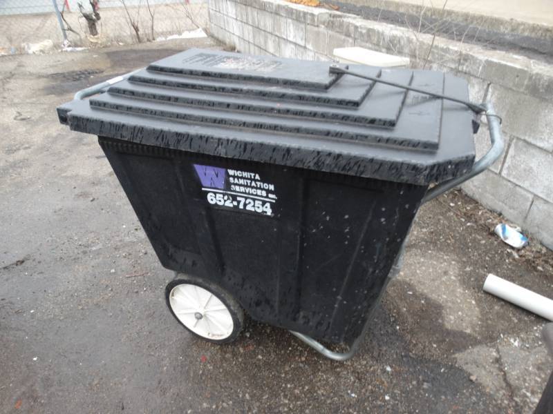 lot 8655 image: Trash can on wheels.
