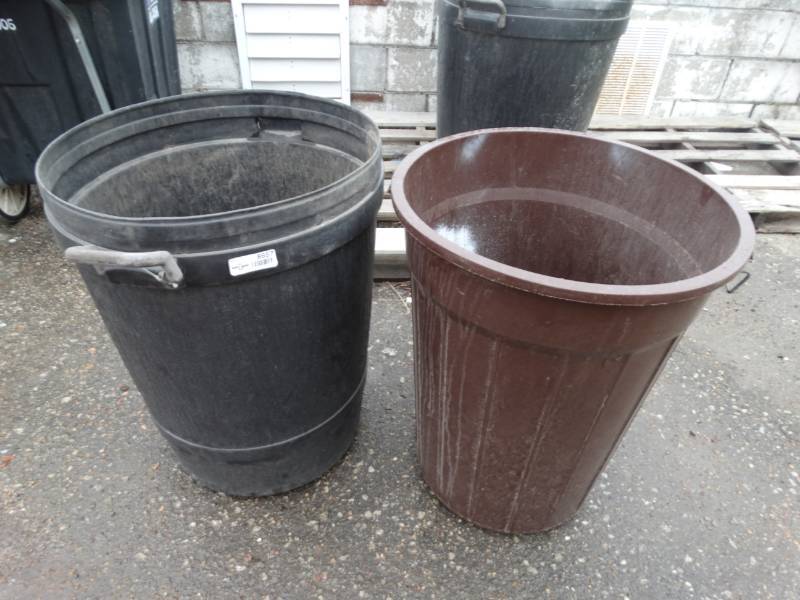 lot 8657 image: 2 Trash cans.