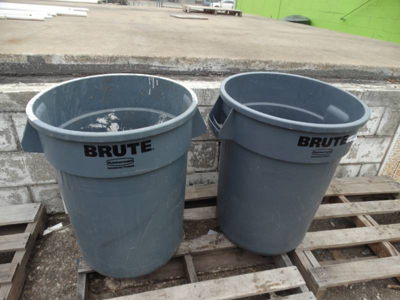 lot 8658 image: 2 Trash cans.
