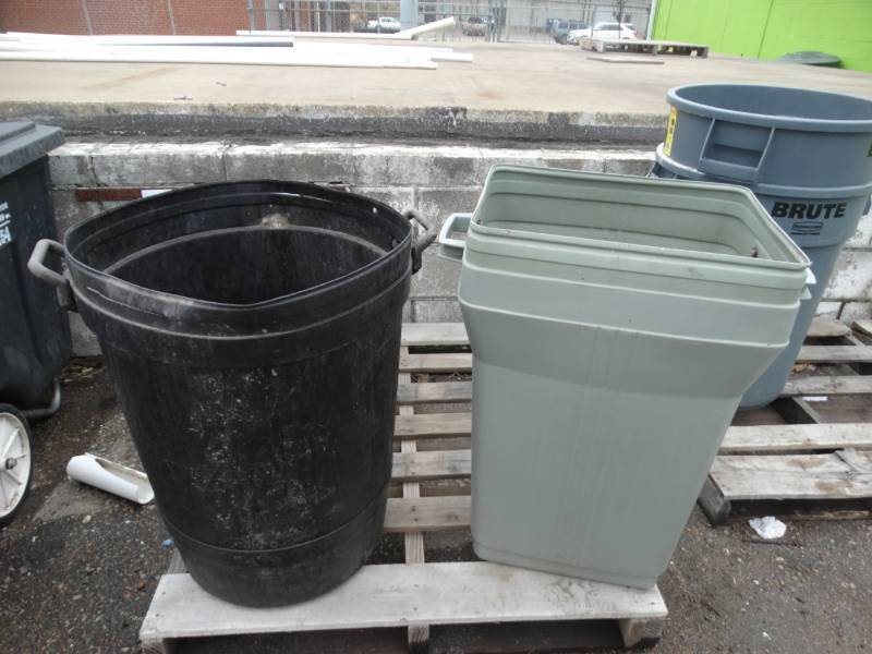 lot 8659 image: 2 Trash cans.