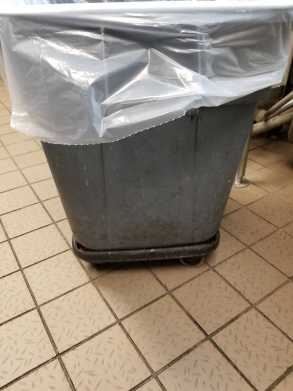 lot 4052 image: Trash Can on Wheels