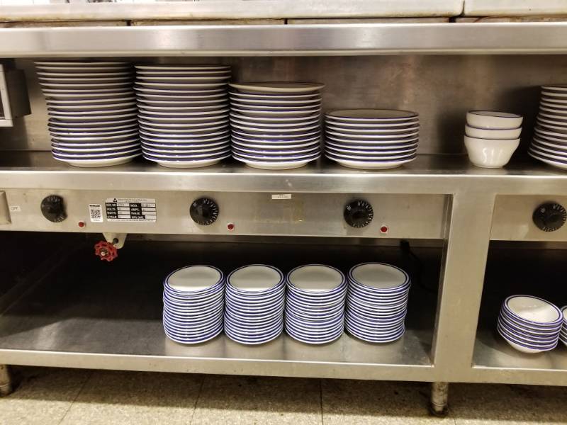 lot 4059 image: Lot of Dishes and Toaster
