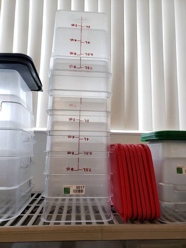 lot 5017 image: (8) Cambro Food Storage Containers. with Lids
