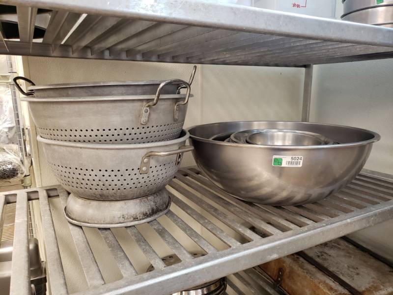 lot 5024 image: Various Size Stainless Steel Mixing Bowls and Strainers