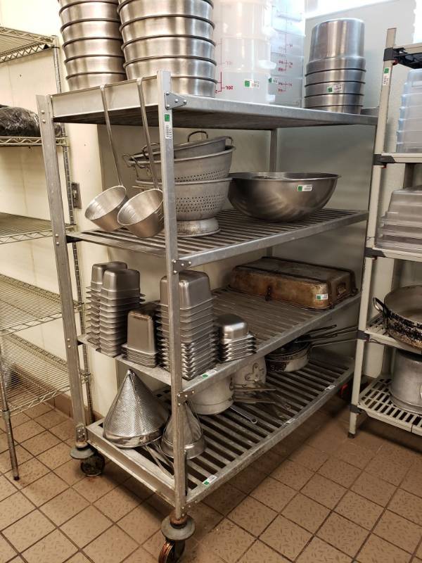 lot 5033 image: 4 Tier Metal Rack on wheels