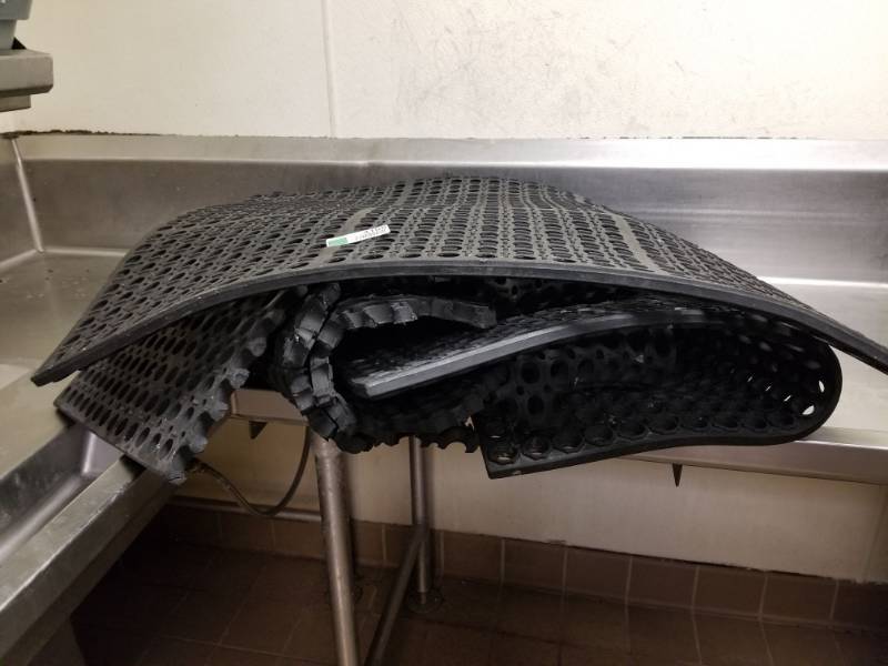 lot 4106 image: Black Rubber Anti Fatigue Mats