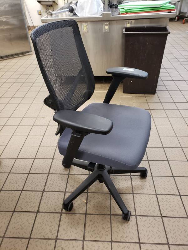 lot 5112 image: Allsteel Adjustable Office Chair