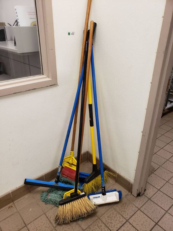 lot 5113 image: Brooms, Mop, Squeegee and more