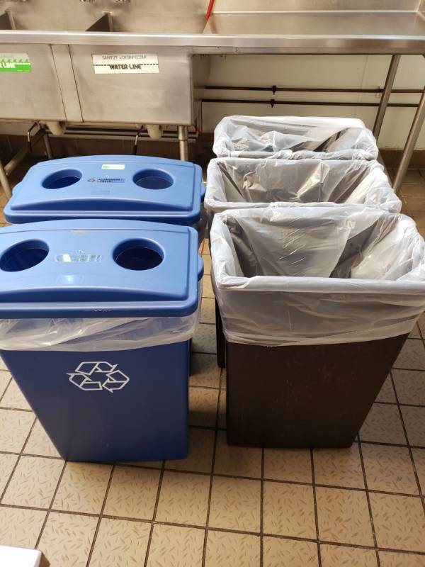 lot 5114 image: (3) Trash Cans and (2) Recycling Bins