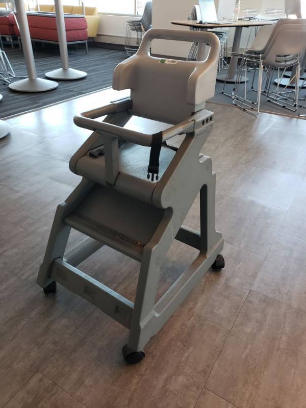 lot 5117 image: Rubbermaid High chair