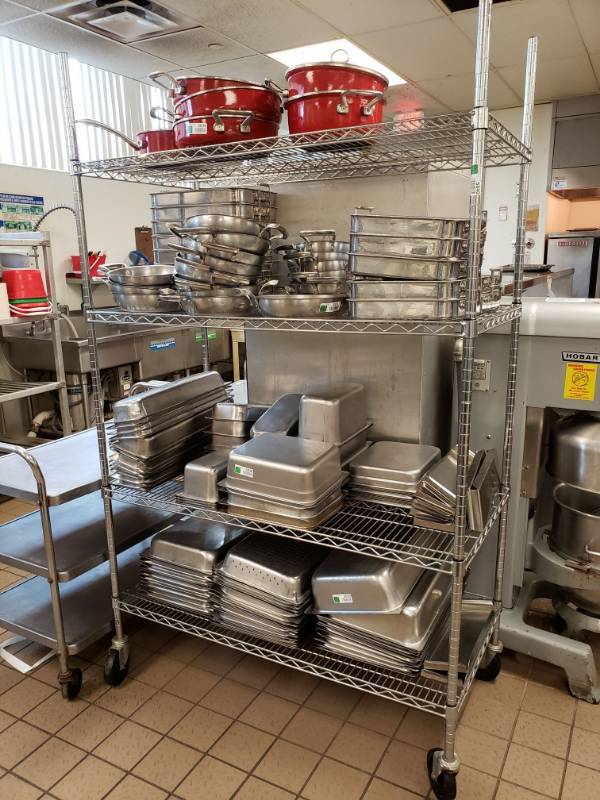 lot 5040 image: 4 Tier Metal Rack on Wheels