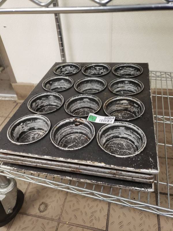 lot 5064 image: (4) Muffin Pans 18x 14