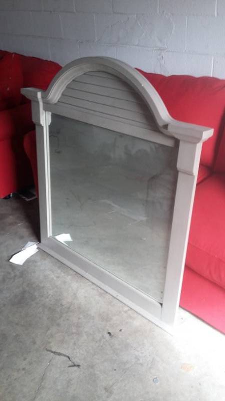 lot 1990 image: Vanity Mirror