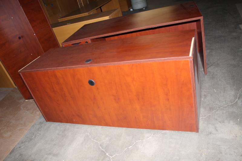 lot 2498 image: Desk