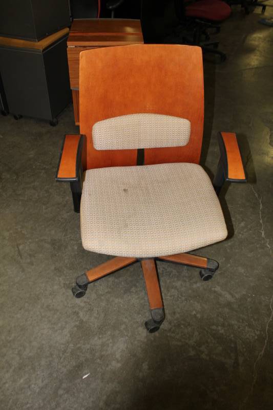 lot 2526 image: Executive Desk Chair