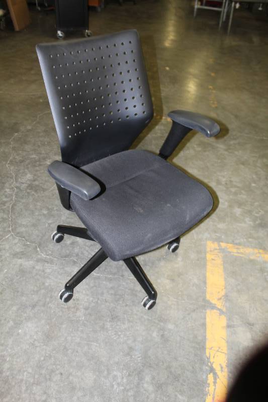 lot 2532 image: Black Steelcase Office Chair
