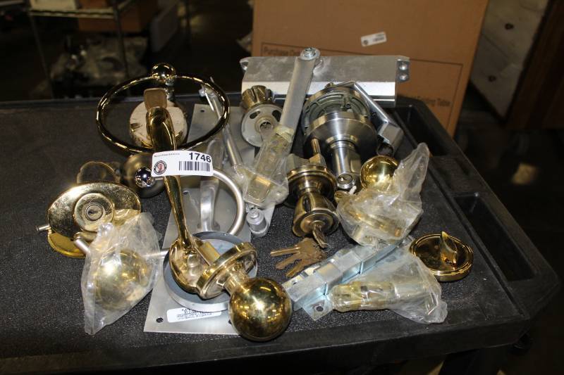 lot 1746 image: Box of Hardware