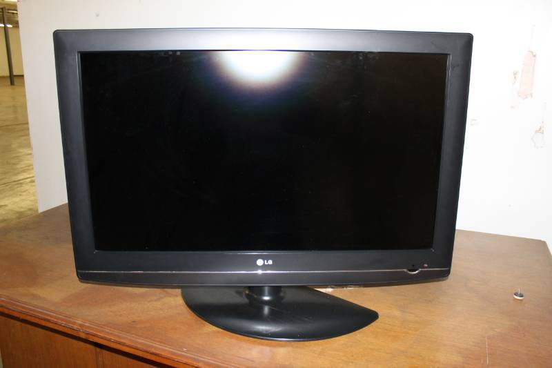 lot 1224 image: LG 37 Flat Screen HDTV