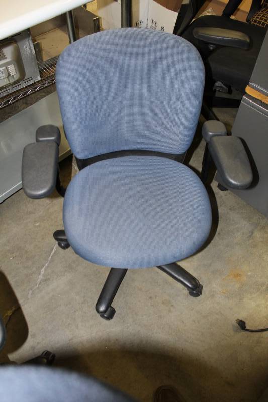 lot 1130 image: Blue Steelcase Drive Office Chairs 461 series