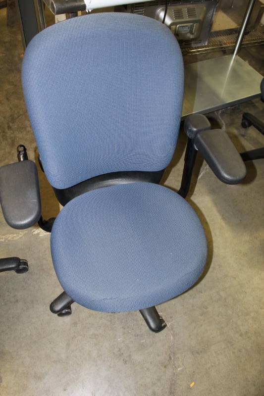 lot 1131 image: Blue Steelcase Drive Office Chairs 461 series