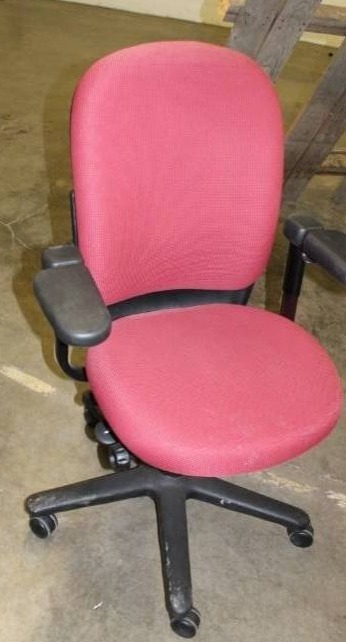 lot 1132 image: Red Steelcase Drive Office Chairs 461 series