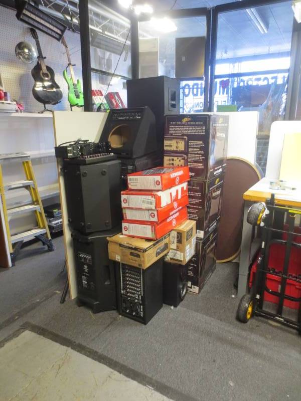 lot 1359 image: Huge Lot of music gear for parts or repair, Peavey, Phonic, Kustom, Furman & More Audio Equipment, 27 Units