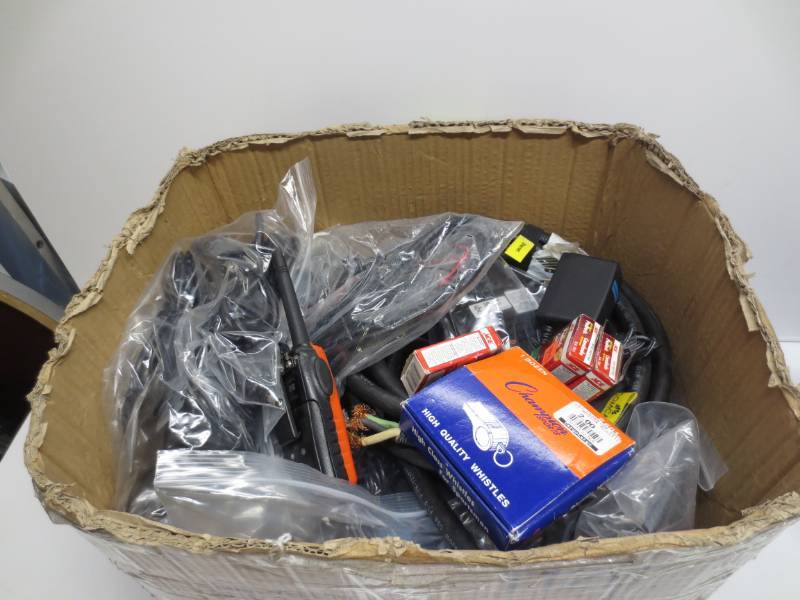 lot 1014 image: Lot of misc cables and items