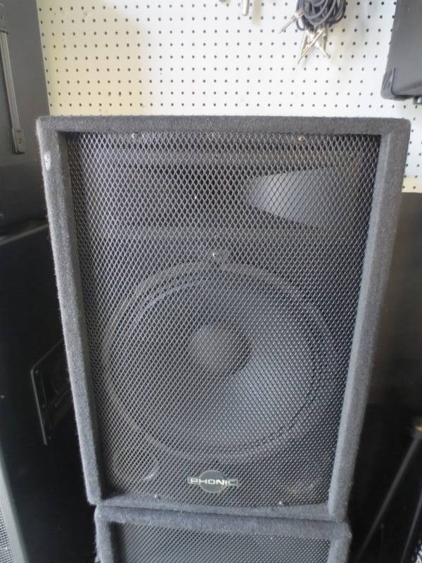 lot 1047 image: Phonic S715 Speaker