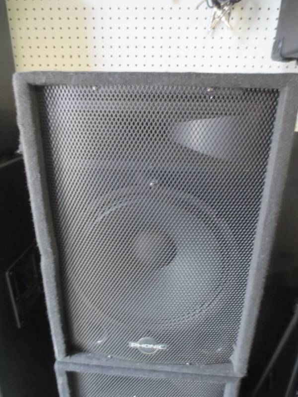 lot 1048 image: Phonic S715 Speaker