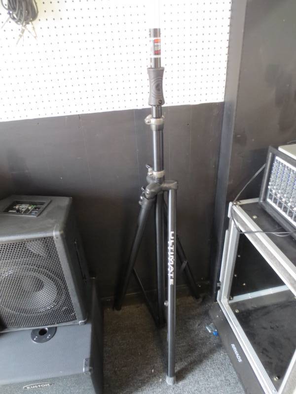 lot 1053 image: Ultimate support stand air powered speaker stand