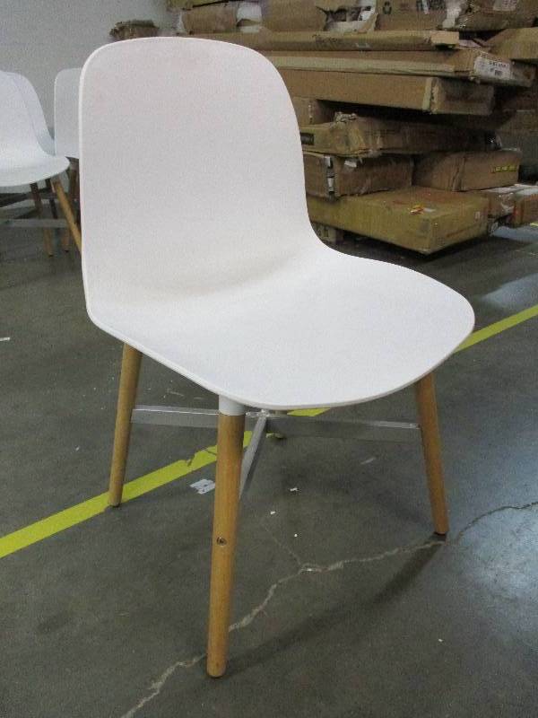 lot 137 image: Mid Century Style Chair