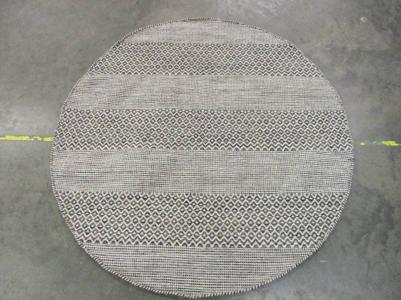 lot 149 image: 4ft Round area rug