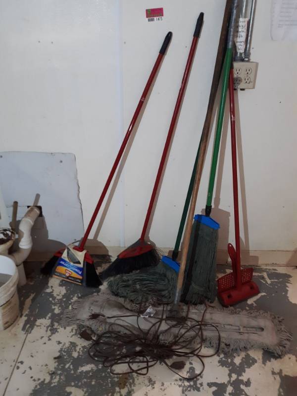 lot 1473 image: Garden Hose, 3 Mops, 2 brooms, , Dry Mop, Extension Cord