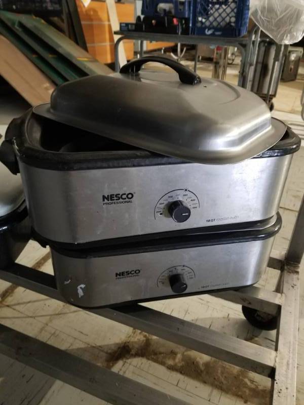 lot 2995 image: Nesco Professional Roaster Oven 18QT