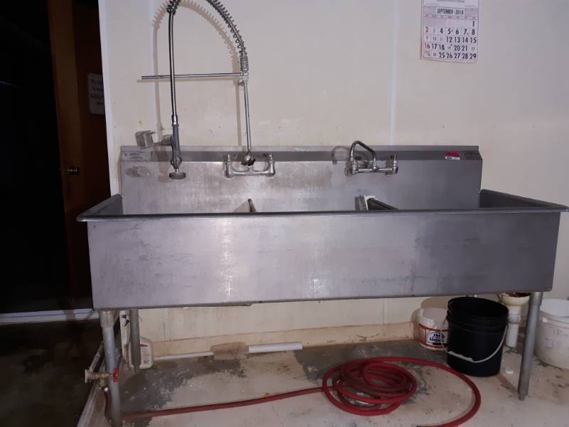 lot 1471 image: 3 Bay Stainless Steel Sink with Sprayer