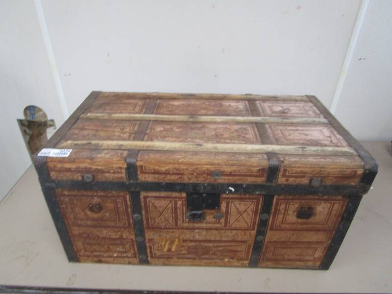 lot 2035 image: Vintage Steamer Trunk