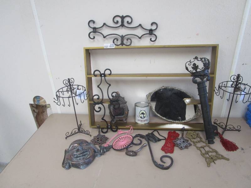 lot 2182 image: Misc Lot of MetalWood Dcor Pieces