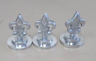 lot 2216 image: Box of Metal Fluer de Lis Drawer Pulls