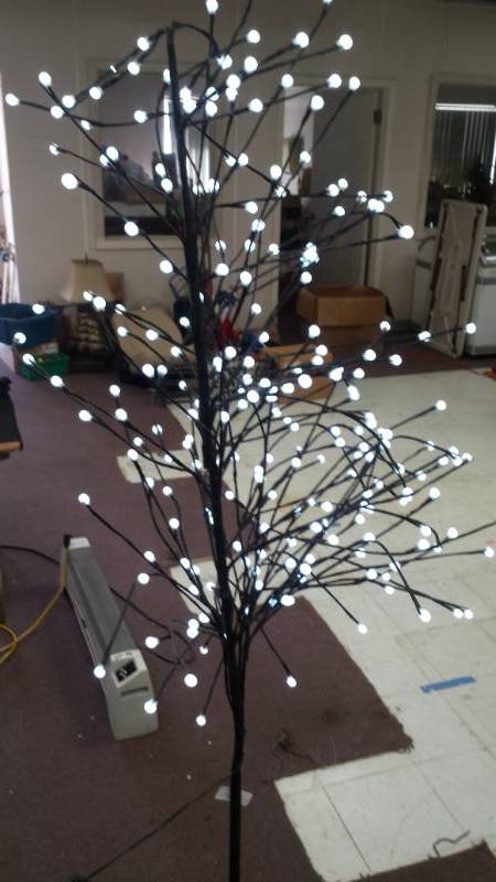 lot 2131 image: Lighted Dcor Tree