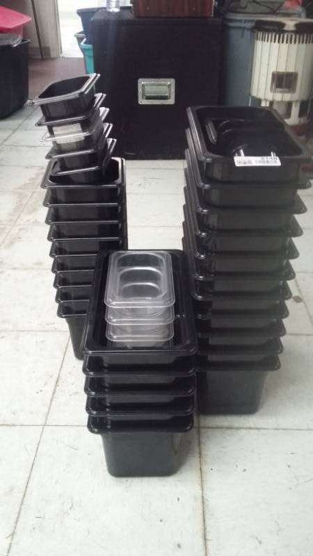 lot 2148 image: Lots of Plastic Salad Bar Trays