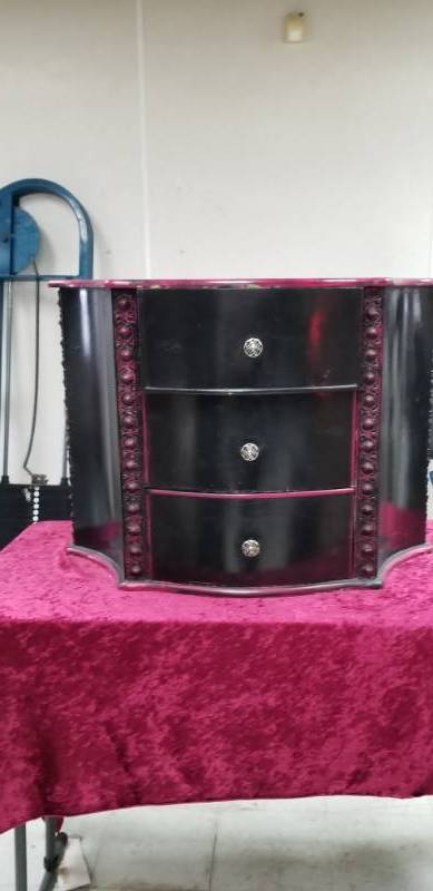 lot 4215 image: 3 Drawer Nightstand