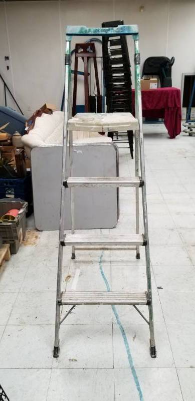 lot 4228 image: Aluminum 6 Step Ladder