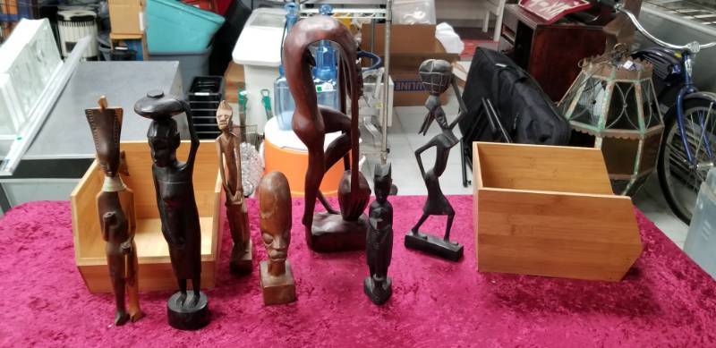 lot 4242 image: Lot of Wooden African Figurines and Boxes