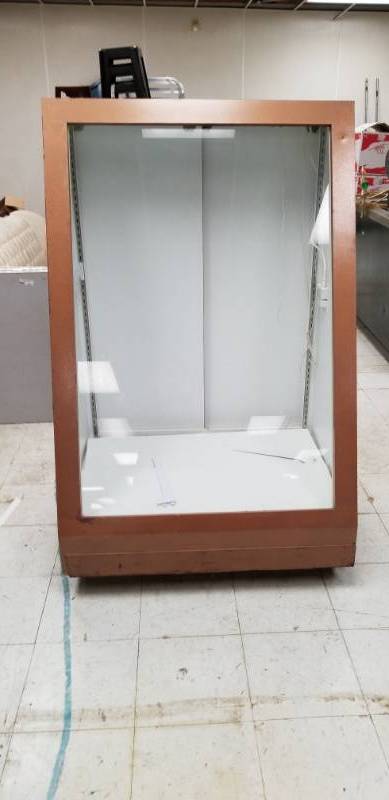 lot 4244 image: Lighted Display Cabinet