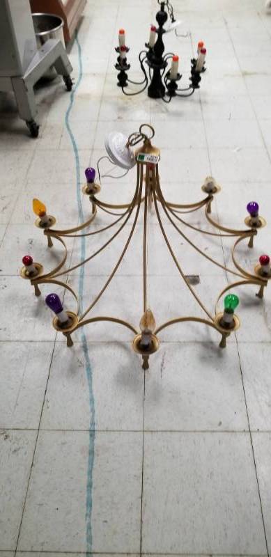 lot 4248 image: Multi Light Chandelier Light Fixture