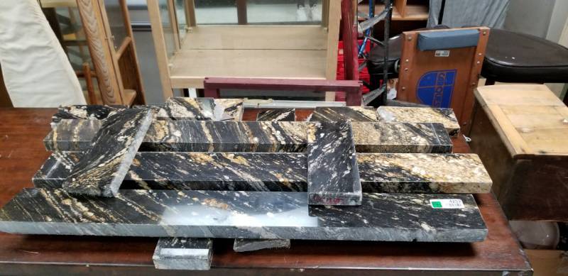 lot 4252 image: Lot of Black  Gold Marble Pieces
