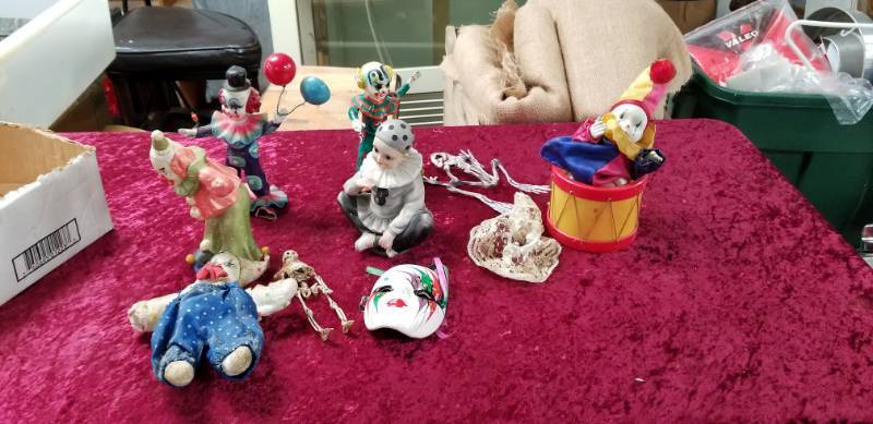 lot 4258 image: Misc Lot of Clown Figurines  Dolls